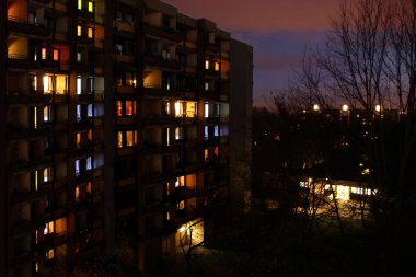 Aydınlık pencereli karanlık gece avlusu apartman dairesi, şehir konsepti