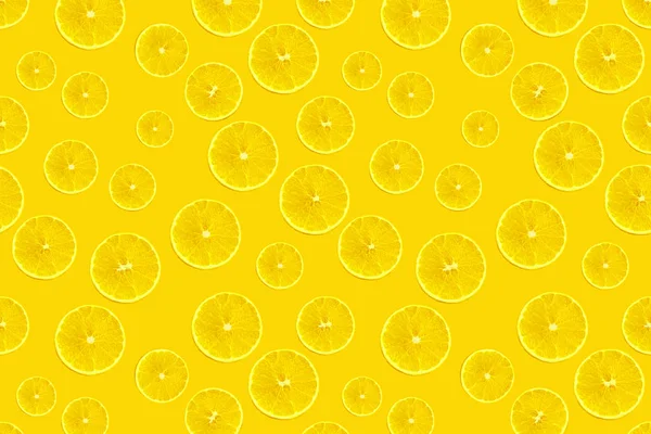 Textur mit saftigen Orangen-, Zitronen-, Limettenscheiben auf gelbem Hintergrund für ein Menü oder Rezept, vegetarisches, vitaminreiches und gesundes Essen, Hintergrund, Muster für Textilien, Tapeten, Kopierraum — Stockfoto