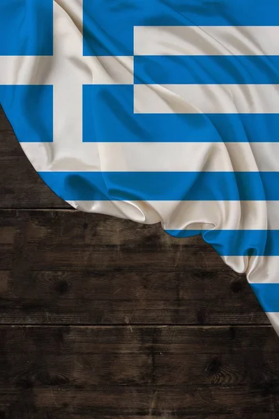 Вертикальний національний прапор сучасного штату Греція, красивий шовк, стара деревина, концепція туризму, економіки, політики, еміграції, день незалежності, копіювання простору, шаблон — стокове фото