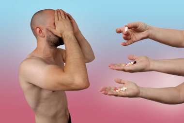Üç kadın elini uzatıyor, kafasını tutan bir sporcu sunuyor, bir sürü hap ve kapsül, yakın çekim, fotokopi alanı, doping sporcusu sorunları kavramı