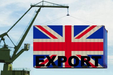 İskele vinci, Büyük Britanya bayrağı taşıyan bir konteynır taşıyor. Dünyanın dört bir yanından deniz yoluyla nakliye konsepti. Küresel bir işletmede mal dağıtımı.