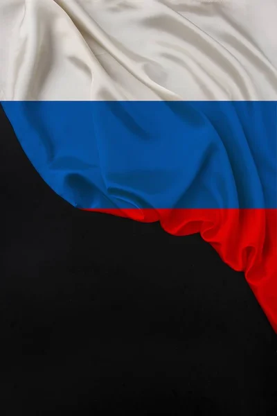 Вертикальний національний прапор сучасної держави Росії, красивий шовк, чорна порожня форма, концепція туризму, економіка, політика, еміграція, день незалежності, копіювальний простір, шаблон — стокове фото
