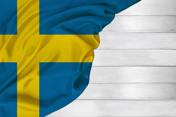 Bandiera nazionale colorata orizzontale dello stato moderno della Svezia, bella seta, sfondo in legno bianco, concetto di turismo, economia, politica, emigrazione, giorno dell'indipendenza, spazio copia, modello — Foto Stock