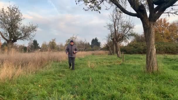 Uomo Mezza Età Giacca Corre Inverno Autunno Nel Parco Concetto — Video Stock