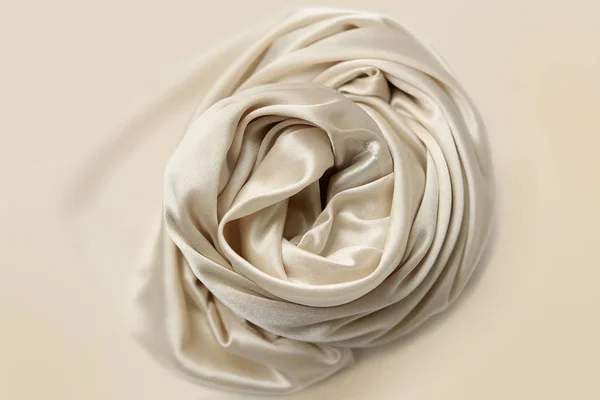 淡褐色，奶油美丽的绸子披着柔软的褶皱，丝布背景，特写，复制空间 — 图库照片