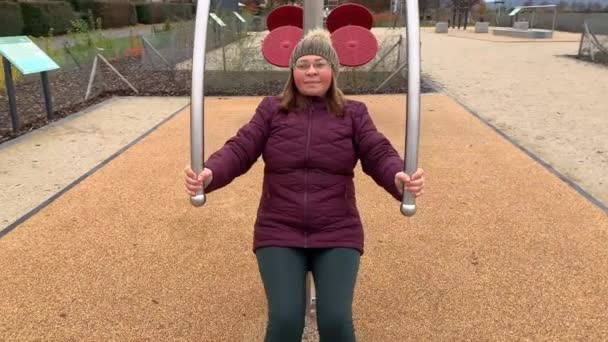 Frau Führt Körperliche Übungen Straßengeräten Durch Konzept Des Sports Verschiedenen — Stockvideo