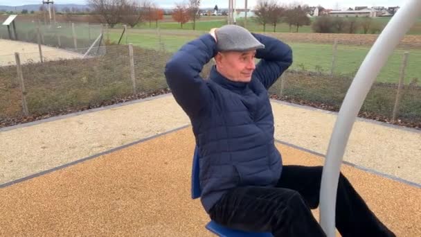 Orta Yaşlı Bir Adam Sokak Egzersiz Makineleri Üzerinde Fiziksel Egzersiz — Stok video