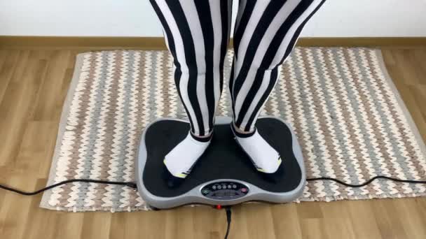 Жінка Смугастих Легінсах Виконує Фізичні Вправи Вібраційному Симуляторі Концепція Спорту — стокове відео