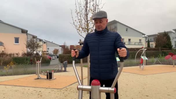 Μεσήλικας Άνδρας Εκτελεί Σωματικές Ασκήσεις Μηχανήματα Άσκησης Δρόμου Την Έννοια — Αρχείο Βίντεο