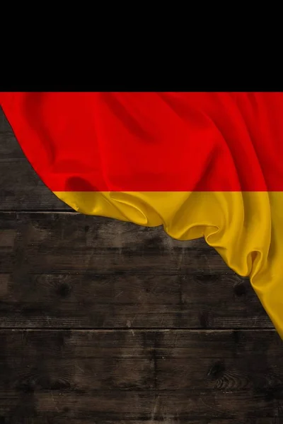 Pionowy kolor narodowy flaga współczesnego państwa Niemiec, piękny jedwab, tło stare drewno, pojęcie turystyki, gospodarka, polityka, emigracja, dzień niepodległości, przestrzeń kopii, szablon — Zdjęcie stockowe