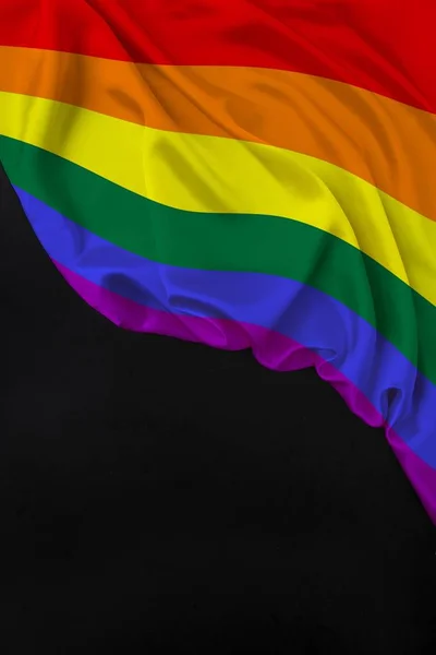 Вертикальний кольоровий прапор ЛГБТ веселки, прапор гордості, красивий шовк, чорна порожня, концепція туризму, економіка, політика, еміграція, день незалежності, копіювання простору, шаблон — стокове фото