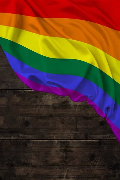 Вертикальний кольоровий прапор ЛГБТ веселки, прапор гордості, красивий шовк, фон старе дерево, концепція туризму, економіка, політика, еміграція, день незалежності, копіювання простору, шаблон — стокове фото