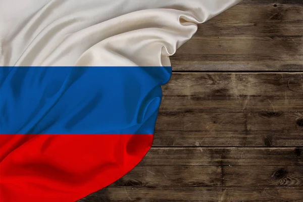 Bendera nasional negara modern Rusia, sutra yang indah, kayu latar belakang tua, konsep pariwisata, ekonomi, politik, emigrasi, hari kemerdekaan, salinan ruang, templat, horisontal — Stok Foto