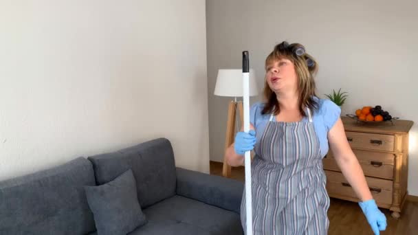 Middle Aged Woman Funny Housewife Apron Curlers Dancing Mop Brush — Stock Video