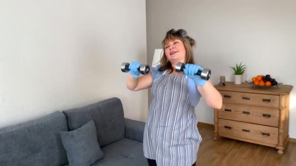 Dicke Frau Mittleren Alters Eine Hausfrau Schürze Führt Körperliche Übungen — Stockvideo
