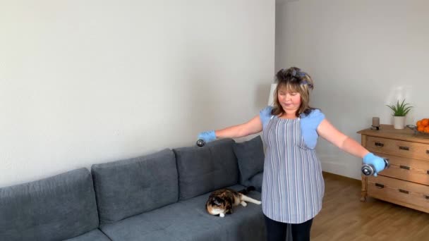 Dicke Frau Mittleren Alters Eine Hausfrau Schürze Führt Körperliche Übungen — Stockvideo