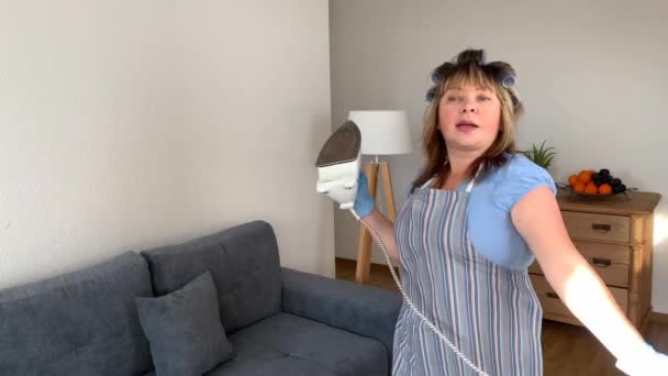 Middle Aged Woman Funny Housewife Apron Curlers Singing Dancing Iron — Stock Video