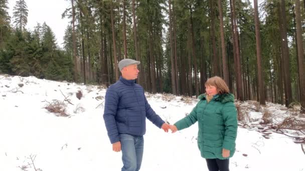 Kobieta Średnim Wieku Mężczyzna Kurtkach Spacerują Zimą Zaśnieżonym Lesie Trzymają — Wideo stockowe