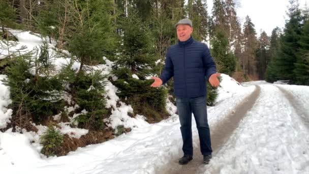 Žena Středního Věku Muž Bundách Procházet Zimě Zasněženým Lesem Držet — Stock video