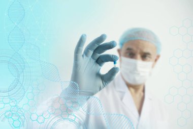 Bilim adamı, beyaz önlüklü ve koruyucu maskeli yaşlı bir adam DNA kapsülü taşıyor, bilimsel moleküler biyoteknoloji kavramı, genetik çalışmaları, yakın plan