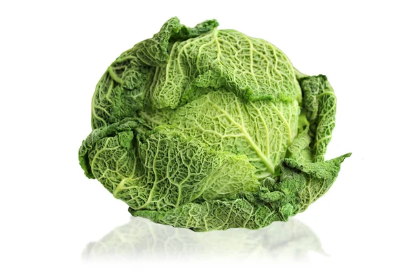 Una cabeza de col de col rizada con sombra sobre un fondo blanco aislado, concepto de verduras frescas, comida vegana, espacio de copia para el diseñador — Foto de Stock