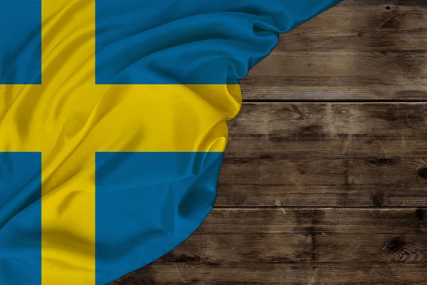 Národní vlajka moderního Švédska, krásné hedvábí, zázemí staré dřevo, koncept cestovního ruchu, ekonomika, politika, emigrace, den nezávislosti, kopírovací prostor, šablona, horizontální — Stock fotografie