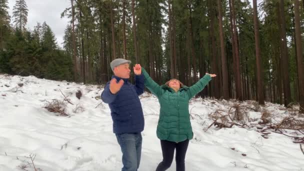 Frau Mittleren Alters Und Mann Jacken Spazieren Winter Durch Einen — Stockvideo