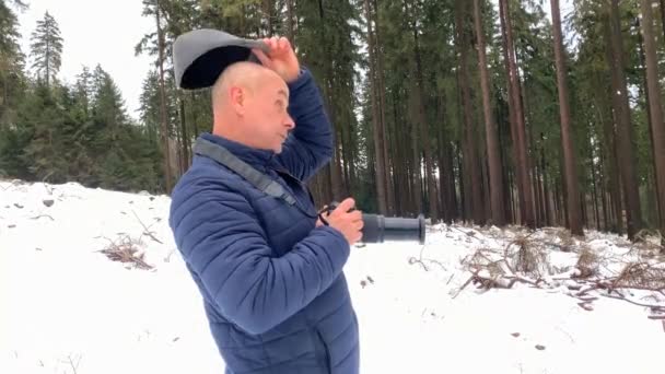 Mann Mittleren Alters Winterjacke Verschneiten Wald Fotografieren Mit Großer Slr — Stockvideo