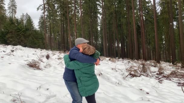 Mulher Meia Idade Homem Jaquetas Andar Inverno Através Uma Floresta — Vídeo de Stock