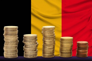 Güzel bir noel kompozisyonu, ulusal Belçika bayrağına sahip, çatal bıçak, süs, çelenk, ladin dalı, mum, noel yemeği, gastronomik turizm ile servis edilen bir tabak.