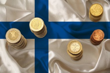 Finlandiya 'nın ulusal bayrağının arka planına, mali kalkınma, devalüasyon, enflasyon, vergiler kavramına karşı Eu para biriminin metal euro sikkeleri
