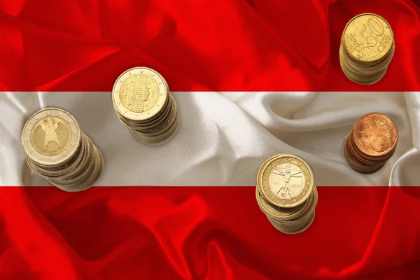 Moedas metálicas em euros em euros no contexto do pavilhão nacional do país da Áustria, o conceito de evolução financeira, desvalorização, inflação, impostos — Fotografia de Stock