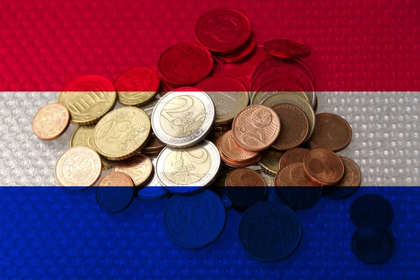 Euro metali, Hollanda 'nın ulusal bayrağı, mali kalkınma, devalüasyon, enflasyon, vergiler kavramının arka planında avro olarak yer alıyor. — Stok fotoğraf