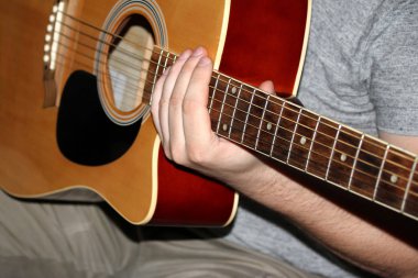 Adam altı telli tahta gitar çalıyor, müzikal konsept, yakın çekim.