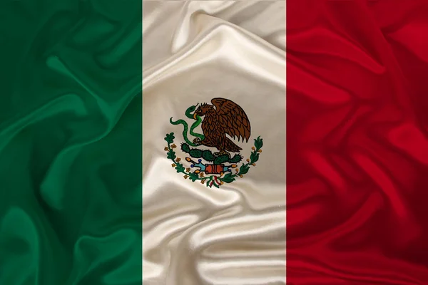 Foto de la bandera nacional del estado de México sobre una textura lujosa de satén, seda con olas, pliegues y reflejos, primer plano, espacio para copiar, ilustración —  Fotos de Stock
