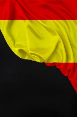 Modern İspanya 'nın dikey renkli ulusal bayrağı, güzel ipek, siyah boşluk, turizm konsepti, ekonomi, politika, göç, bağımsızlık günü, kopyalama alanı, şablon