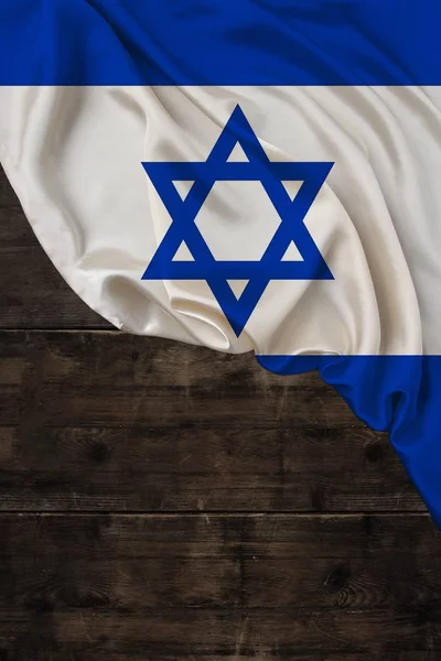 Verticale kleur nationale vlag van de moderne staat Israël, mooie zijde, achtergrond oud hout, concept van toerisme, economie, politiek, emigratie, onafhankelijkheidsdag, kopieerruimte, sjabloon — Stockfoto