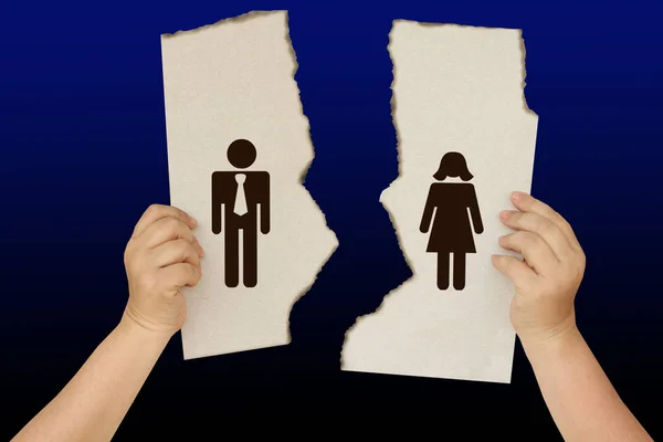 Manos femeninas sosteniendo un cartel roto que separa el símbolo de un hombre y una mujer, el concepto de ruptura, divorcio, separación, tragedia familiar — Foto de Stock