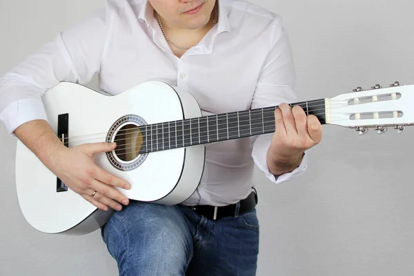 Uomo in camicia bianca suona la chitarra, musica concerto concetto — Foto Stock