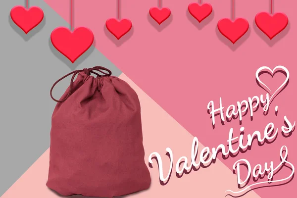 Coeurs rouges suspendus sur un fond rose, sac de bonheur, fond d'affiche de la Saint-Valentin heureux, modèle de carte de vœux, carte d'invitation — Photo
