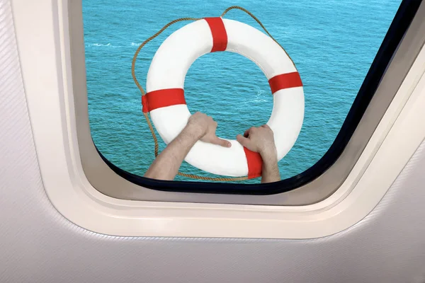 Groene golven van de zee en handen met een reddingsboei achter de patrijspoort van een vliegtuig, het concept van een crash en een vliegtuig dat tegen het water botst — Stockfoto