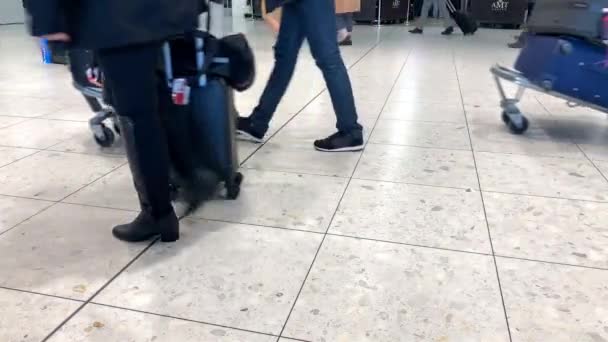 Πόδια Των Ανθρώπων Που Μεταφέρουν Τσάντες Μεταφέρουν Βαλίτσες Στο Αεροδρόμιο — Αρχείο Βίντεο
