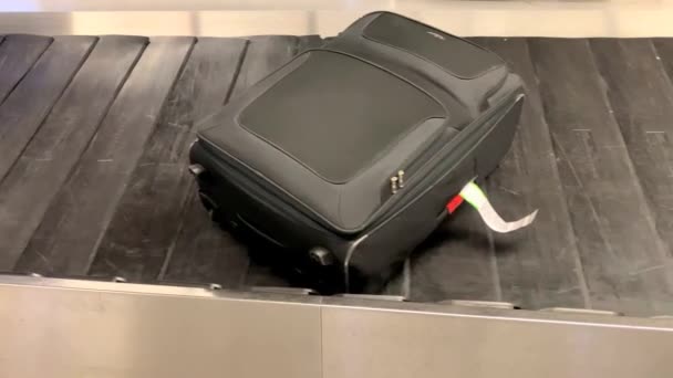 Suitcases Roll Conveyor Belt Baggage Claim Room Airport Travel Concept — Stock Video