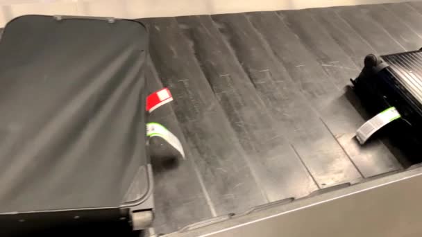 行李箱滚在机场行李收件室的传送带上 旅行理念 — 图库视频影像