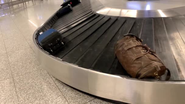 Koffer Rollen Auf Einem Band Der Gepäckausgabe Flughafen Reisekonzept — Stockvideo