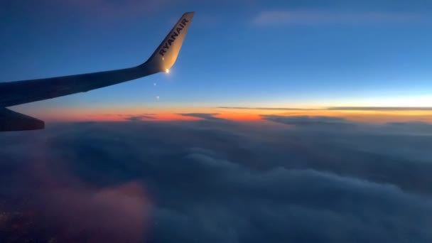 爱尔兰都柏林 2020年1月 爱尔兰航空公司Ryanair的一架波音飞机在机翼上有浓密的云彩和明亮的灯光 从飞机窗口发射 飞行理念 — 图库视频影像