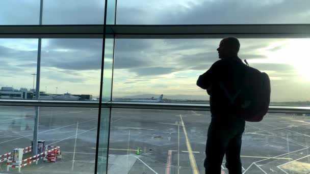 Homem Edifício Brilhante Lounge Aeroporto Esperando Janela Olhando Para Rua — Vídeo de Stock