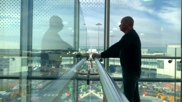 Homem Edifício Brilhante Lounge Aeroporto Esperando Janela Olhando Para Rua — Vídeo de Stock