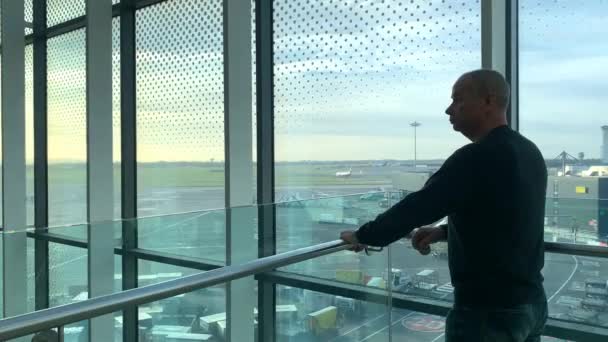 Homme Dans Immeuble Lumineux Salon Aéroport Attendant Fenêtre Regardant Rue — Video