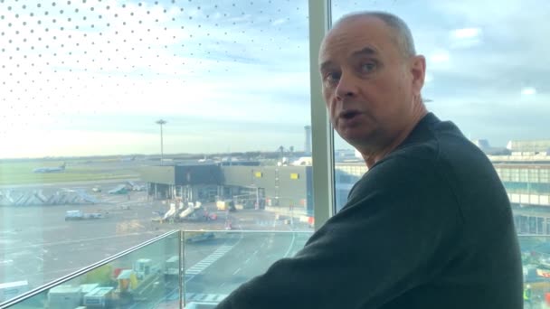 Homem Edifício Brilhante Lounge Aeroporto Esperando Janela Olhando Para Rua — Vídeo de Stock